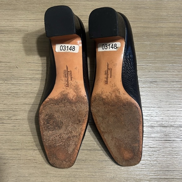 Salvatore Ferragamo Black Croc Print Classic Office Pumps 5.5B. Bottoms worn - Picture 7 of 10
